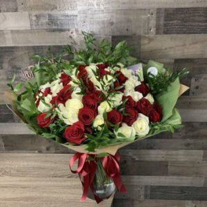 red and white roses bouquet